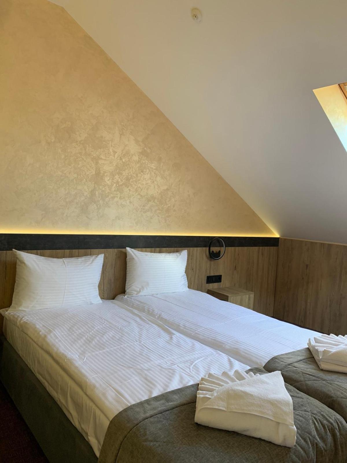 Arta City Hotel Yavoriv  ภายนอก รูปภาพ