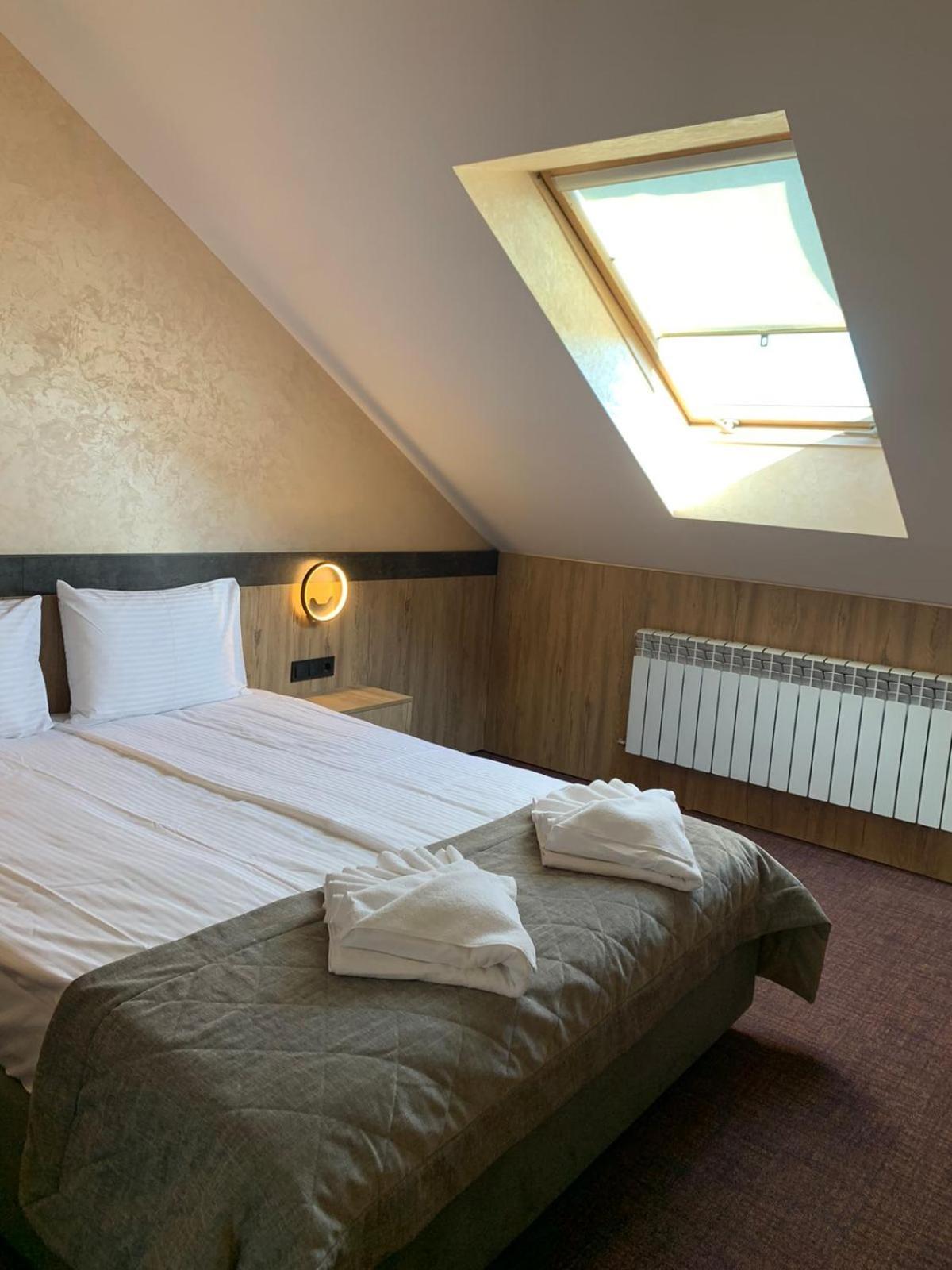 Arta City Hotel Yavoriv  ภายนอก รูปภาพ