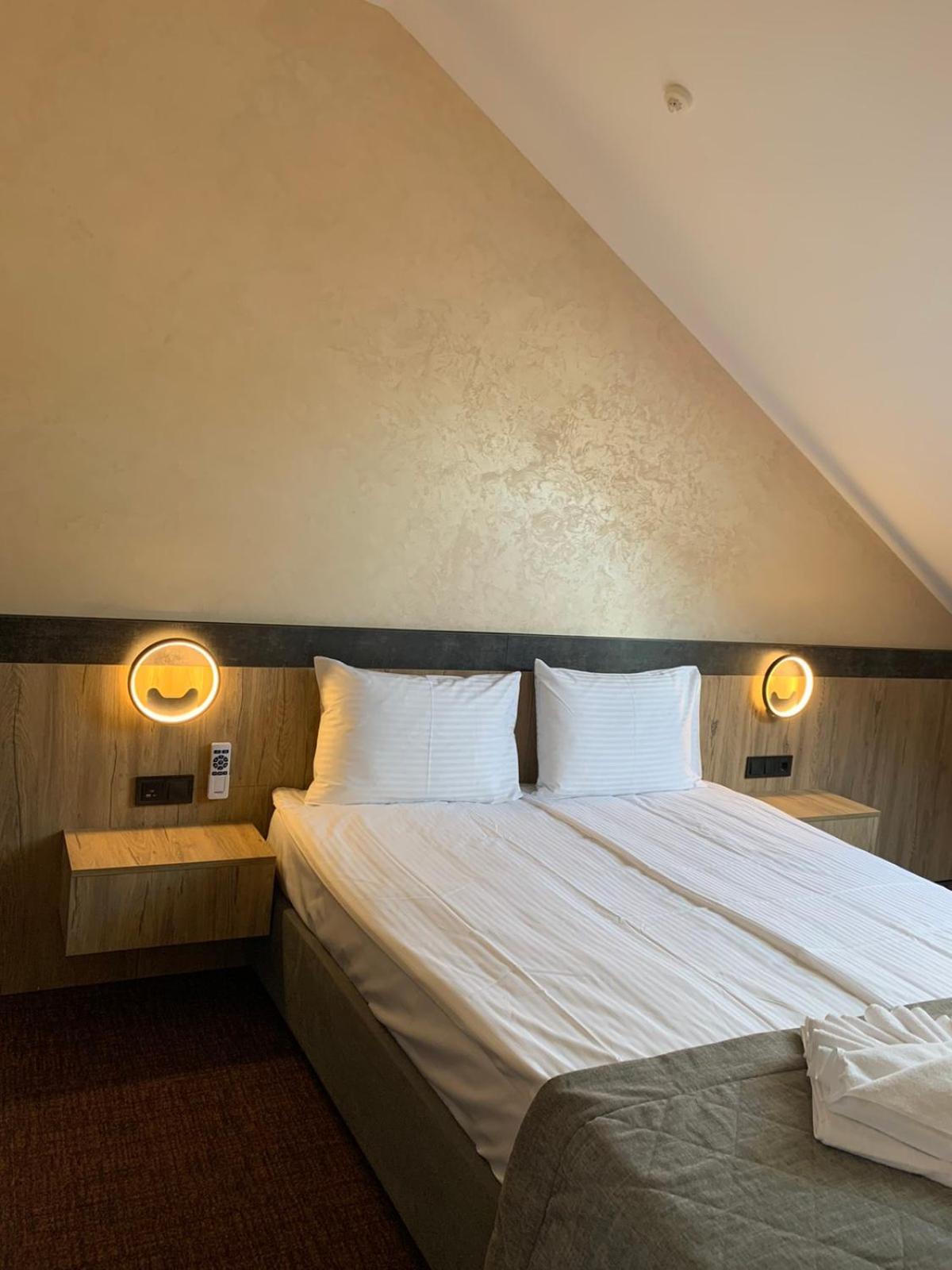 Arta City Hotel Yavoriv  ภายนอก รูปภาพ
