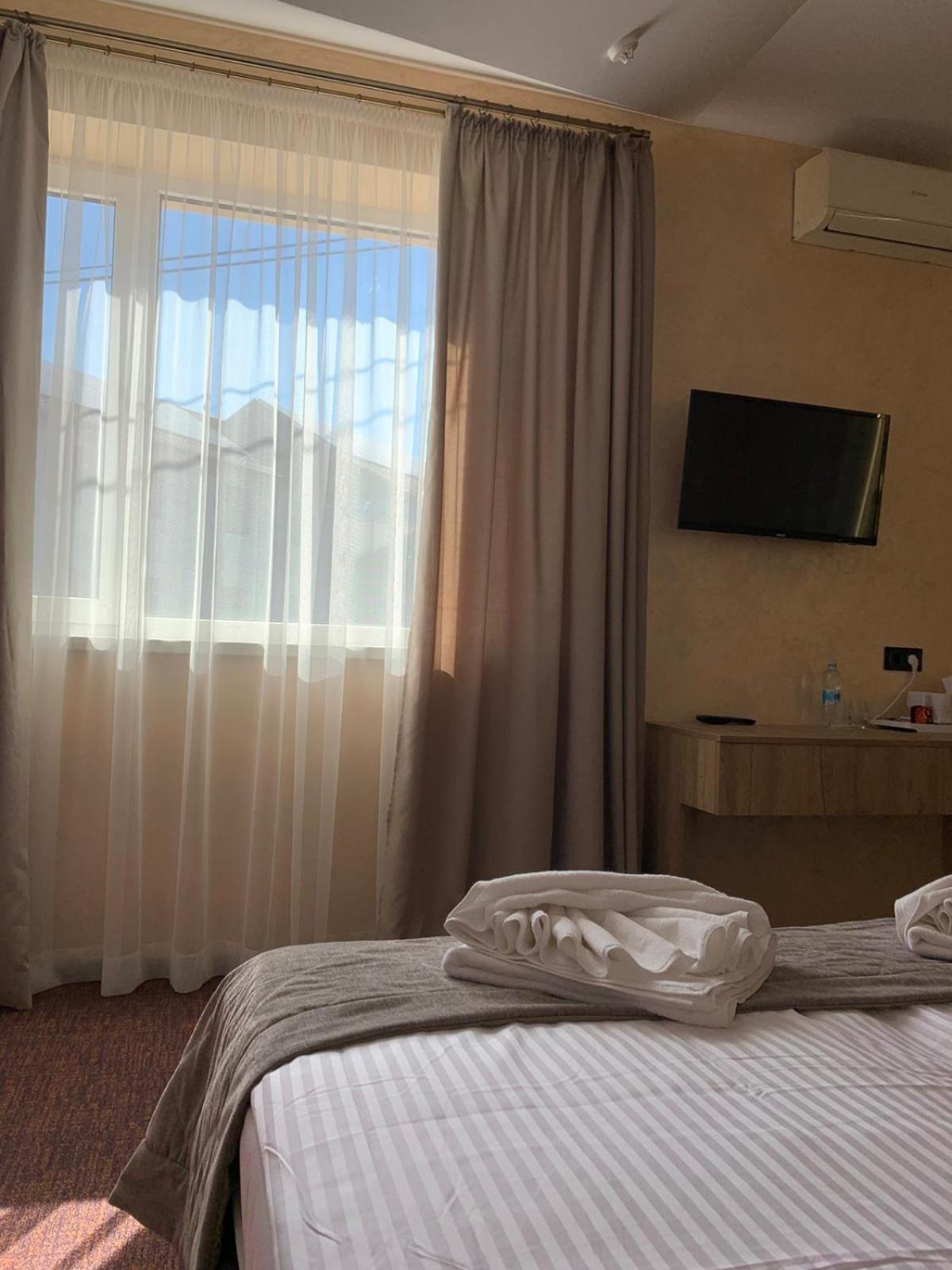 Arta City Hotel Yavoriv  ภายนอก รูปภาพ